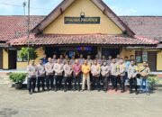 Proses Kegiatan Pelepasan Purnabakti, Kapolsek Pagaden Berikan Cindra Mata Kepada Kanit Binmas AKP Durahman