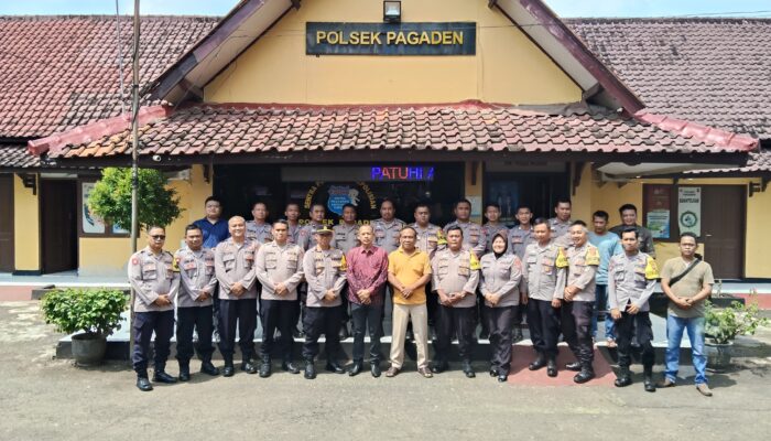 Proses Kegiatan Pelepasan Purnabakti, Kapolsek Pagaden Berikan Cindra Mata Kepada Kanit Binmas AKP Durahman