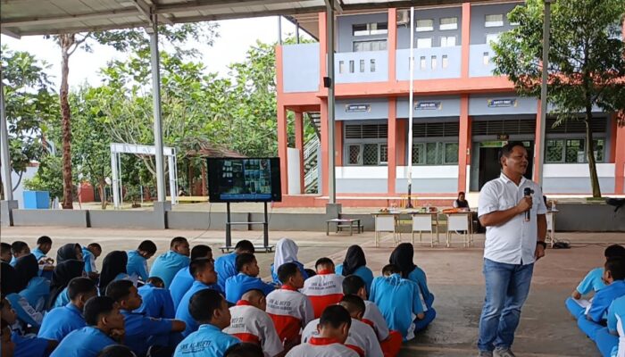 Satuan Reserse Narkoba Polres Subang Melaksanakan Sosialisasi Bahaya Narkoba di SMK AL-Mufti