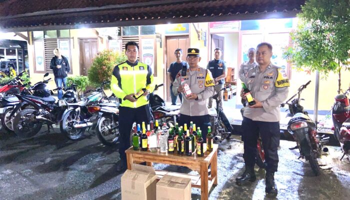 Puluhan Botos Miras Diamankan dalam Operasi Pekat Polsek Pagaden di Malam Minggu