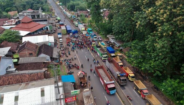 Pagar Kantor Pemkab Subang Roboh Diterjang Protes Sopir Truk, Desak Cabut Aturan ODOL dan Jam Operasional