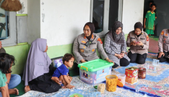 Polisi Hadir di Tengah Duka, Bantu Keluarga Korban Longsor Galian C Gunung Kuda