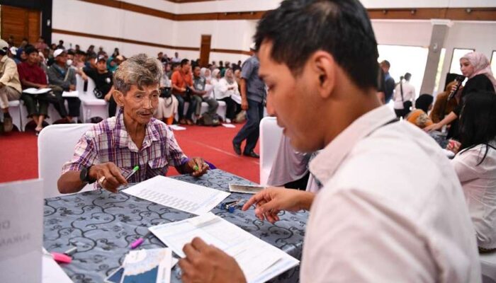 Pemdaprov Jabar Salurkan Bantuan Uang Kontrak Rumah untuk 379 Warga Telukjambe Timur