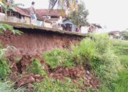 Anggaran Bencana Minim, Warga Desa Munjul Swadaya Perbaiki Akses Jalan