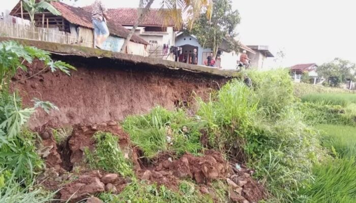 Anggaran Bencana Minim, Warga Desa Munjul Swadaya Perbaiki Akses Jalan