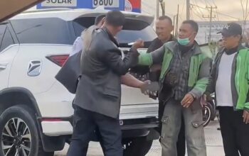 Viral! Pria Berjaket Hitam Todongkan Senjata Tajam di SPBU, Warganet Bertanya-tanya