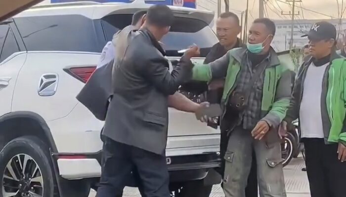 Viral! Pria Berjaket Hitam Todongkan Senjata Tajam di SPBU, Warganet Bertanya-tanya