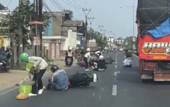 Sejumlah Pemotor Tergelincir di Kosambi Karawang, Diduga Akibat Ceceran Oli