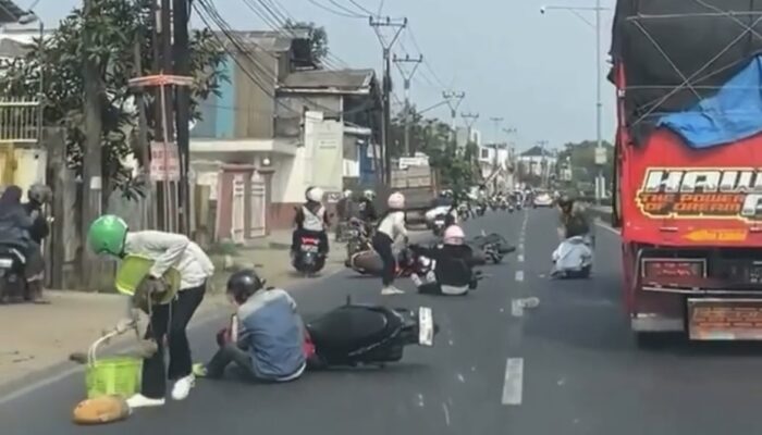 Sejumlah Pemotor Tergelincir di Kosambi Karawang, Diduga Akibat Ceceran Oli