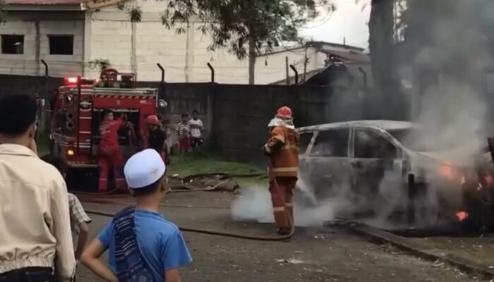 Satu Unit Mobil Hangus Terbakar di Kawasan Villa Kota Bunga Cipanas