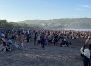 Membludak! Pantai Pangandaran Jadi Lautan Manusia, Niat Healing Malah Pening