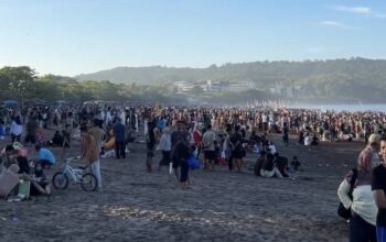 Membludak! Pantai Pangandaran Jadi Lautan Manusia, Niat Healing Malah Pening