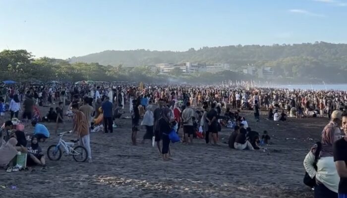 Membludak! Pantai Pangandaran Jadi Lautan Manusia, Niat Healing Malah Pening