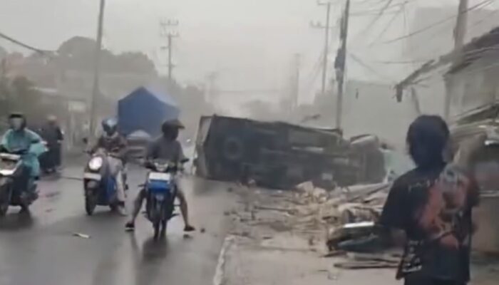 Truk Hilang Kendali Hantam Ruko di Jalur Cipeundeuy Subang