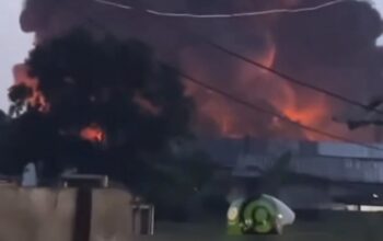 Asap Hitam Selimuti Wanaherang, Si Jago Merah Masih Berkobar di Salah Satu Pabrik Gunung Putri