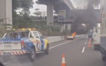 Asap Hitam Pekat di Tol Japek: Satu Unit Mobil Ludes Terbakar di Jaticempaka