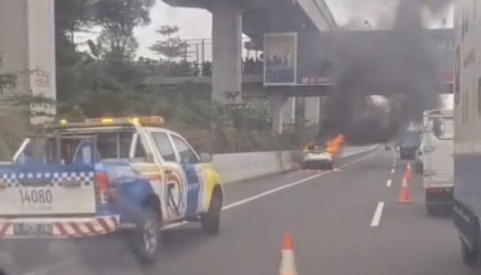 Asap Hitam Pekat di Tol Japek: Satu Unit Mobil Ludes Terbakar di Jaticempaka