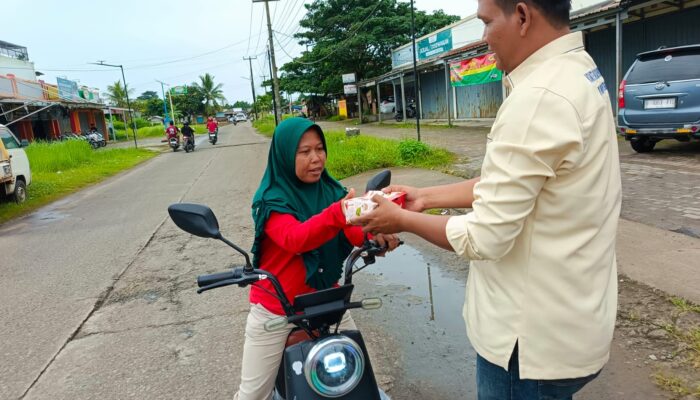 Peduli Sesama, KWRI Kabupaten Tangerang Bagi-bagi Takjil di Solear