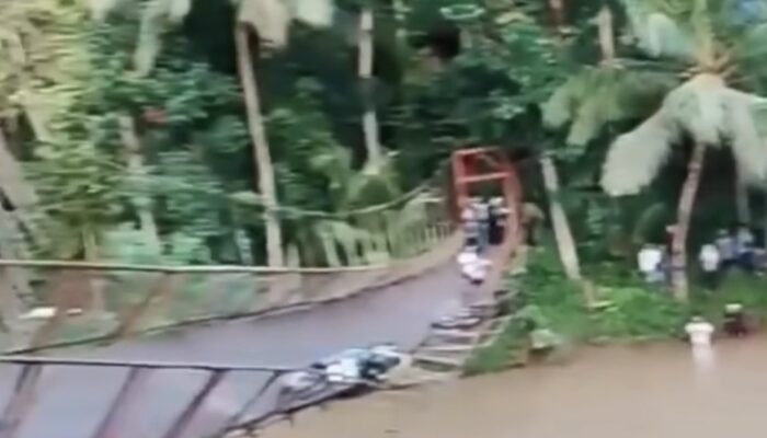 Jembatan Lingkungsari Putus, Akses Warga Tegal Buleud Sukabumi Terhambat