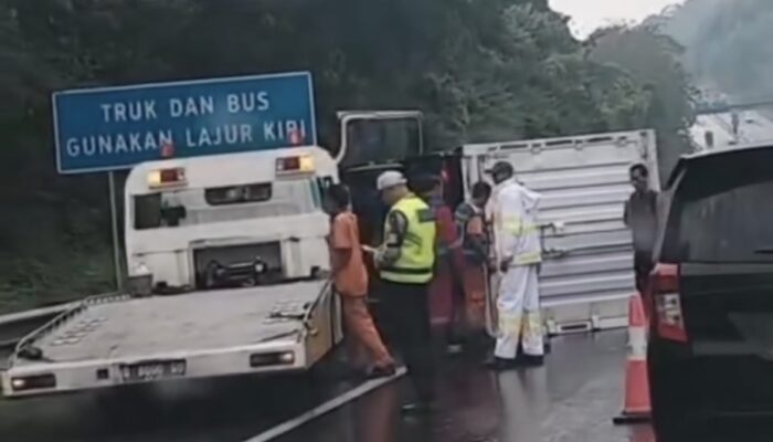 Mobil Terguling di KM 114 Tol Cipularang, Evakuasi Dilakukan di Tengah Guyuran Hujan