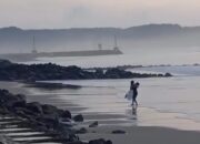 Momen Hangat Sepasang Kekasih di Tepi Pantai Terekam Kamera, Bikin Iri Sekaligus Haru