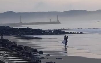 Momen Hangat Sepasang Kekasih di Tepi Pantai Terekam Kamera, Bikin Iri Sekaligus Haru