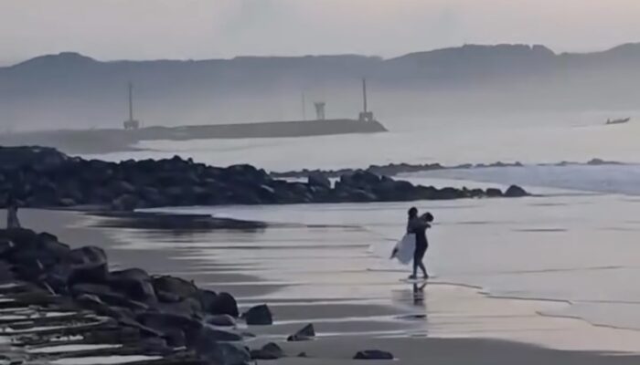 Momen Hangat Sepasang Kekasih di Tepi Pantai Terekam Kamera, Bikin Iri Sekaligus Haru