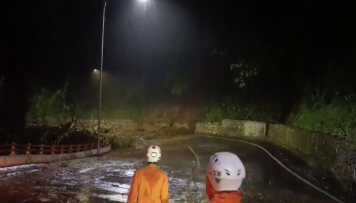 Hujan Deras Guyur Sumedang, Jalan Raya Cadas Pangeran Diterjang Longsor