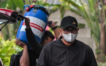 Terjaring OTT KPK, Bupati Klaten Hamenang Tiba di Gedung Merah Putih Bersama Tong Biru