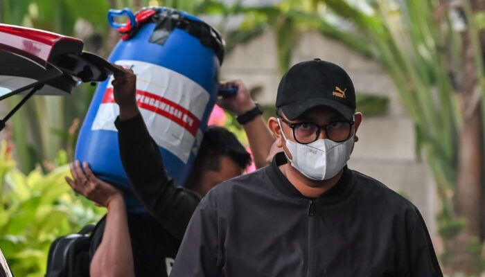 Terjaring OTT KPK, Bupati Klaten Hamenang Tiba di Gedung Merah Putih Bersama Tong Biru